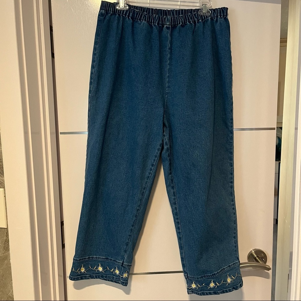 EUC Denim & Co high waist jean capris w flower embroidered detail at hem - Picture 2 of 7